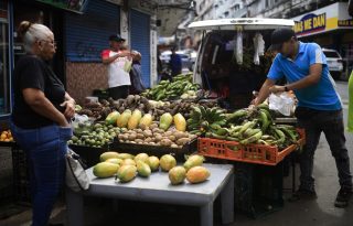 Personas compran frutas y verduras en la avenida Central este miércoles, en Ciudad de Panamá. EFE