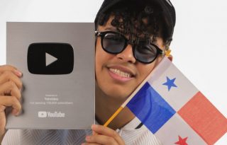 Yen Video con la placa de los 100 mil suscriptores. Foto: Instagram / @ parkingdeyenvideo