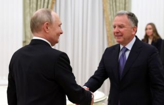 El presidente ruso, Vladimir Putin (i), estrecha la mano del enviado presidencial estadounidense, Steve Witkoff. Foto: EFE