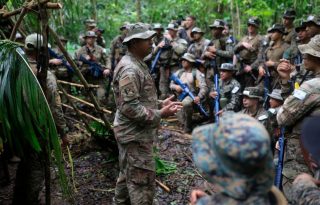 Integrantes de las tropas de Estados Unidos y Panamá participan en un entrenamiento. Foto: EFE
