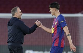 Hansi Flick (i) saluda al jugador Marc Bernal al finalizar el partido de LaLiga. Foto: EFE