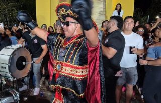 Durante su reaparición, 'La Tinto' calificó el carnaval de La Villa como “espectacular”, invitando a propios y visitantes a disfrutar cada jornada de una celebración cargada de lujo y picardía. Foto. Thays Domínguez