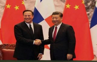 Juan Carlos Varela junto al mandatario chino, Xi Jinping