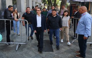 El diputado Jorge Arreaza (c) saluda durante una manifestación que acompaña la Asamblea Nacional sobre la Ley de Amnistía este martes, en Caracas (Venezuela). EFE