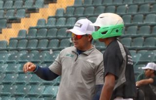 Dimas Ponce (izq.) fue elegido como Mánager del Año  Juvenil. Foto: Fedebeis