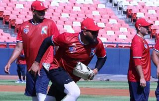 Los lanzadores Humberto Mejía (atrás) y Miguel Gómez Jr., con la manilla, durante los entrenamientos del equipo panameño. Foto: Fedebeis