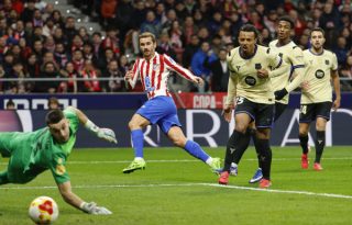 El delantero del Atlético de Madrid, Antoine Griezmann (cent.), anota el segundo gol del Atlético Madrid. Foto: EFE