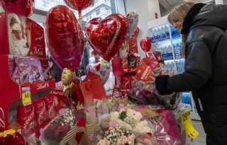 Una mujer observa artículos alusivos a San Valentín en Nueva York (Estados Unidos).  Foto: EFE / Ángel Colmenares
