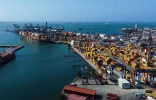 Puerto en la entrada del Canal de Panamá. Foto: EFE