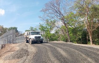 La obra consiste en una estructura modular de 160 pies de longitud, diseñada con rodadura de doble vía y pasos peatonales en ambos laterales. EFE