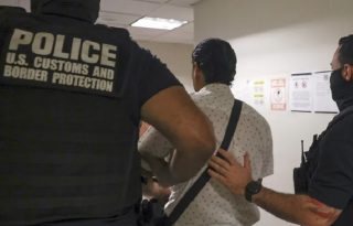 Agentes federales supervisan las audiencias del tribunal de inmigración en el edificio federal Jacob K. Javits en Nueva York, Nueva York, EE. UU. EFE/EPA/Sarah Yenesel
