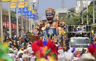 Fotografía que muestra al Rey Momo del Carnaval de Barranquilla, Adolfo Maury Cabrera, durante el desfile del carnaval este sábado, en Barranquilla (Colombia). Foto: EFE/ Ricardo Maldonado Rozo