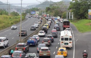 Para evitar el trancón en la autopista, algunos conductores están entrando al centro del distrito de La Chorrera. Eric Montenegro