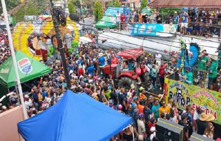 Las reinas Maythe Díaz Alfonso, representante de Calle Abajo, y Angelin Mendoza, soberana de Calle Arriba de Ocú, encabezaron los desfiles, acompañadas de sus tunas. Foto. Thays Domínguez