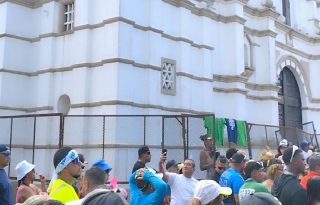 El párroco contrastó la abundancia de agua en el área del carnaval con la realidad de comunidades que permanecen sin el suministro del vital líquido desde hace varios días. Foto. Thays Domínguez