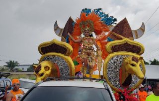 La organización del carnaval de Calle Rosario eligió tener dos reinas: S.R.M. Anelis Aymar y S.R.M. Abigail Marinet. Foto. Eric Montenegro