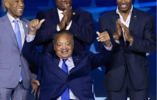 Jesse Jackson (c) en la Convención Nacional Demócrata en Chicago el 19 de agosto de 2024. EFE/ Michael Reynolds
