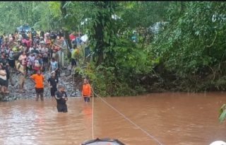 Los bomberos realizaron maniobras de rescate de inmediato y trasladaron a las personas en una balsa.