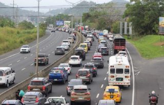 Las unidades policiales siguen desplegadas a lo largo de la Vía Panamericana, monitoreando el flujo vehicular. Foto: Eric Montenegro
