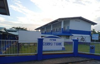 En el centro educativo básico general de Cerro Tigre, donde cursan estudios 955 estudiantes. Foto. Eric Montenegro