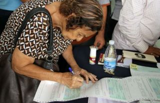 Aún hay personas que no han retirado su Cepadem. Foto: Archivo