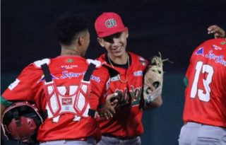Joans Montenegro es felicitado por sus compañeros tras conseguir el último out y la victoria para Chiriquí. Foto: Internet