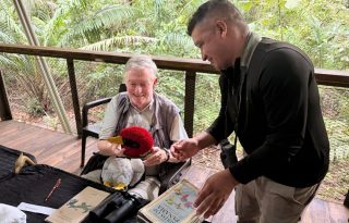 El Dr. Robert S. Ridgely también se reunió con seguidores apasionados por las aves. Foto: Cortesía
