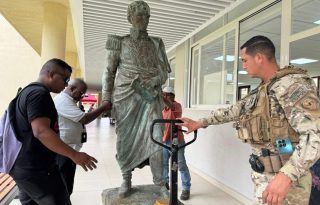 La intervención contempla la estabilización del bronce y la eliminación de agentes contaminantes. Foto: Diómedes Sánchez