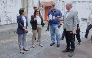 Durante el recorrido, los miembros de la Junta Directiva sostuvieron intercambios con funcionarios judiciales. Foto: Diómedes Sánchez