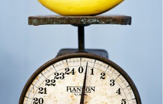 Todavía es común observar pesas manuales en puestos de venta de frutas, legumbres y hasta carnes. Foto ilustrativa