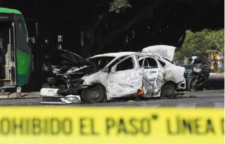 Fotografía que muestra un bloqueo realizado por el crimen organizado con vehículos incendiados, este 22 de febrero de 2026, en una vía de Guadalajara (México). EFE/ Francisco Guasco