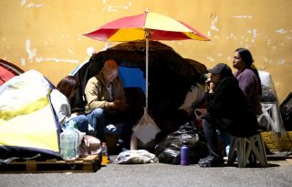 Personas esperan la excarcelación de sus familiares frente al comando de la Policía Nacional Bolivariana (PNB) conocido como Zona 7, en Caracas (Venezuela). EFE