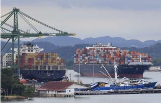 El Gobierno emitió un decreto de “ocupación” para asumir el control de los bienes dentro y fuera de las instalaciones de los puertos.  EFE