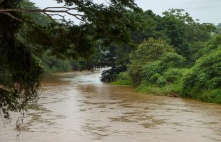 La multa se dio por la contaminación con vinaza a la fuente hídrica del río La Villa. Foto: MiAmbiente