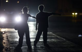 Personas caminando por una calle oscura durante un apagón en La Habana (Cuba). Foto: EFE. 