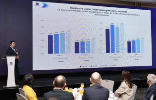 Patricio Mosquera, gerente de Estudios Financieros de la SBP, presenta el Análisis del entorno económico. Foto: Cortesía