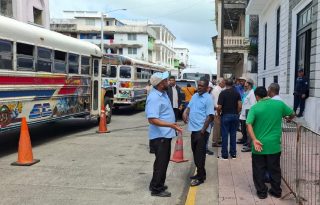 Los transportistas se reunieron con el gobernador de Colón Julio Hernández, funcionarios de la ATTT. Foto. Diómedes Sánchez
