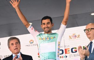 Roberto González se mantiene como líder de montaña en  el  Giro Di Sardegna en Italia. Foto: Fepaci