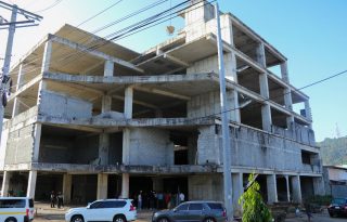 La construcción del policentro quedó paralizada, luego que iniciara en 2019. Foto: Archivo