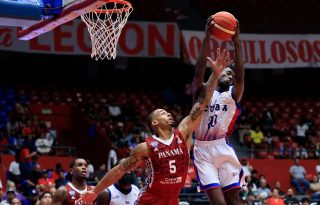 Ariel Ferrán (d), de Cuba, disputa un balón con Trevor Gaskins, de Panamá, durante un partido clasificatorio del Mundial de la FIBA Catar 2027. EFE