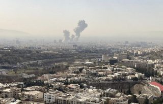Una columna de humo emerge del centro de Teherán. Foto: EFE