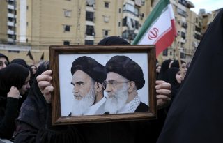 Miles de simpatizantes de Hizbulá se reúnen en Dahye para honrar a Jameneí. Foto: EFE