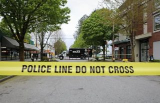 La policía cierra con cinta adhesiva una calle, en una fotografía de archivo. Foto: EFE
