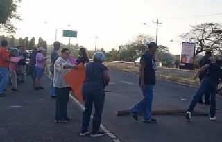 Los residentes del sector de Bella Vista cerraron temporalmente el puente sobre el río Guararé. Foto. Thays Domínguez