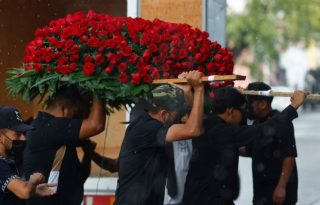 Personas cargan un arreglo floral durante la velación de Nemesio Oceguera Cervantes, alias El Mencho, líder del Cartel Jalisco Nueva Generación (CJNG). Foto: EFE