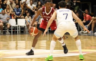 Iverson Molinar de Panamá (rojo) y Facundo Campazzo de Argentina. Foto: Fepaba