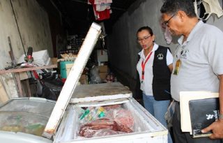 Se detectó contaminación cruzada, alimentos en descomposición y venta de productos reempacados. Foto. Eric Montenegro