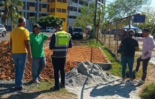 Fue necesaria la presencia de funcionarios de la Alcaldía de Santiago, quienes acudieron al lugar para mediar en el conflicto y verificar la legalidad de la construcción. Foto. Melquiades Vásquez