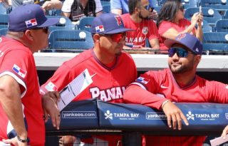 Panamá, dirigido por Jose Mayorga (der.), se prepara para enfrentar a Cuba en el Clásico Mundial. Foto: Fedebeis