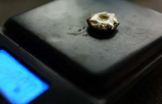 Una pieza de oro tras su proceso de verificación. Foto: EFE